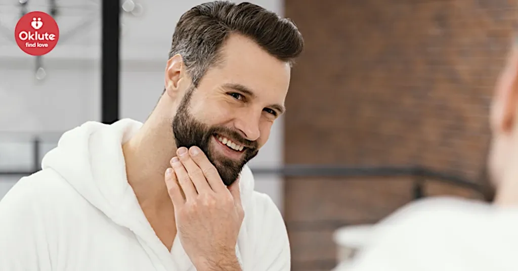 Hombre con barba sonriendo en bata