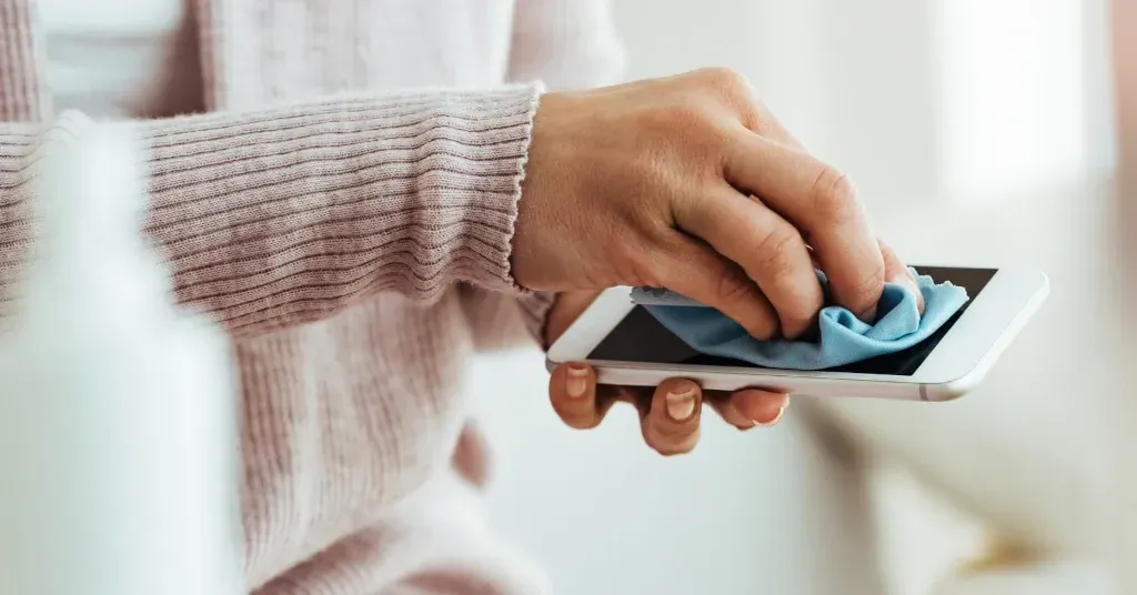 Limpiando teléfono con paño