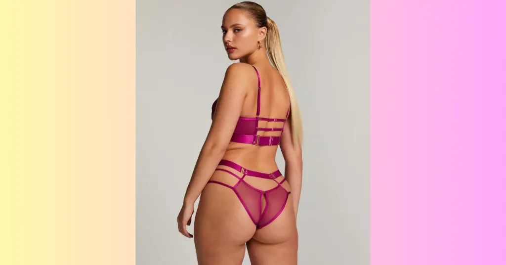 Mujer con lencería sexy color fucsia